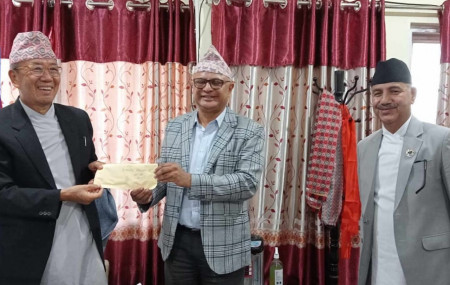 प्रदेश प्रमुखलाई ध्यानाकर्षण गराउँदै कामचलाउ मुख्यमन्त्री कार्की र राप्रपा नेता भक्ति सिटौला।